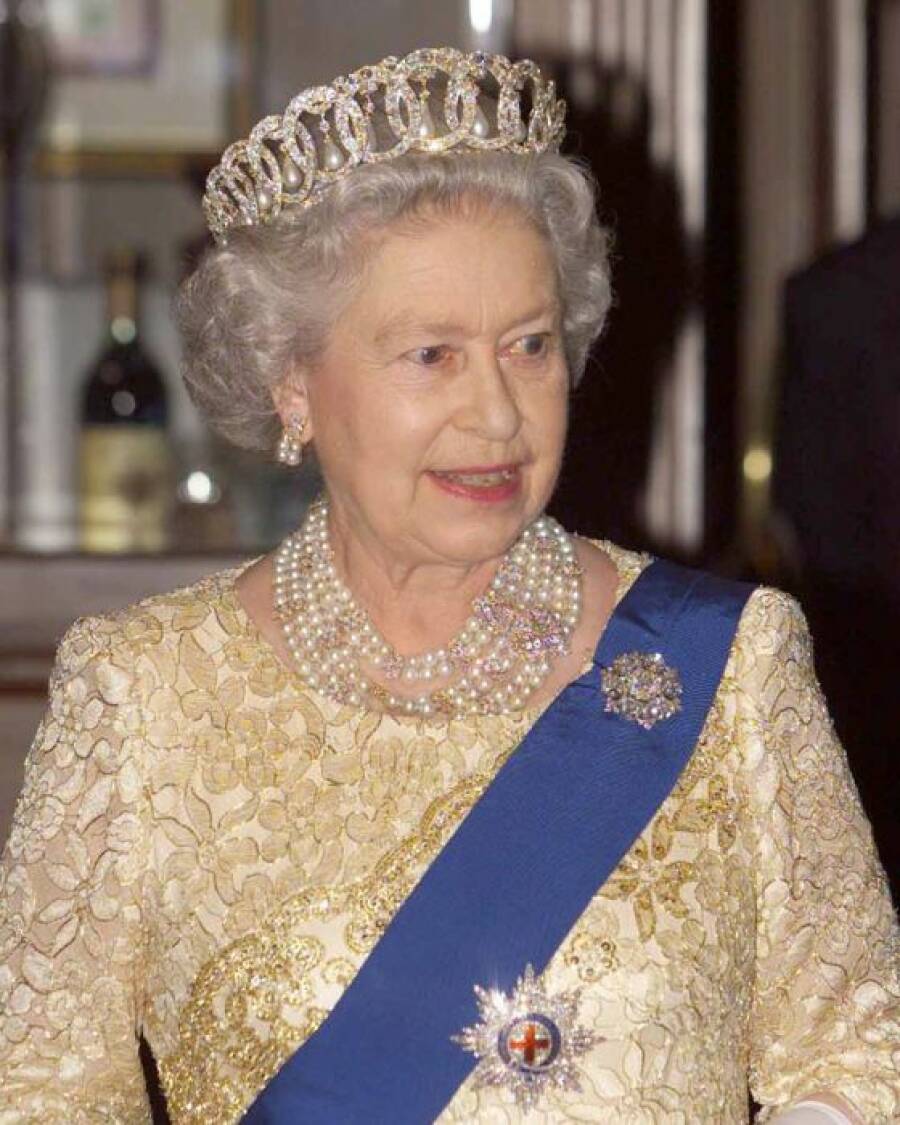 Британская королева Елизавета II унаследовала тиару от бабушки