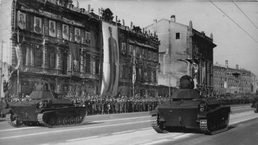 Легкие танки Т-70Б на параде в Киеве 7 ноября 1945 года