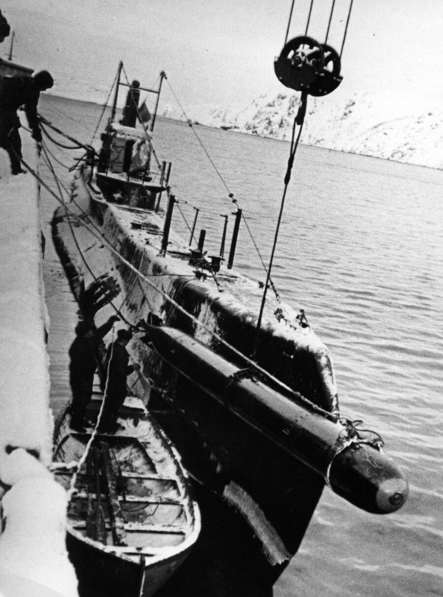 Погрузка торпеды на подлодку типа «Щука» Северного флота, 1941-45 годы
