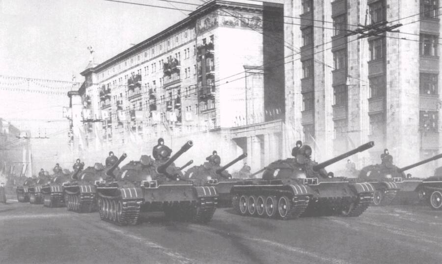 Колонна танков Т-54Б перед началом ноябрьского парада в Москве, 7 ноября 1962 года
