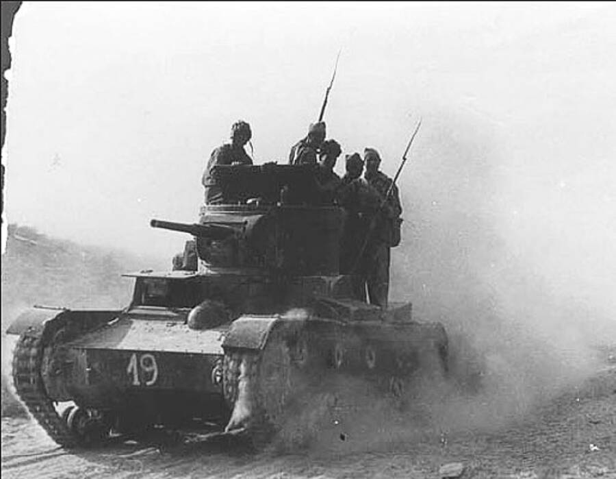 Бойцы испанской 11-я интербригады на советском легком танке Т-26 в боях под городом Бельчите, сентябрь 1937 года