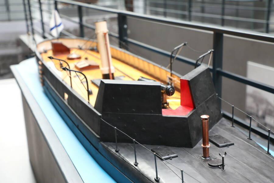 Модель канонерской лодки «Опыт» из Коллекции Центрального военно-морского музея, вид на броневой бруствер и бомбическое орудие Баумгарта