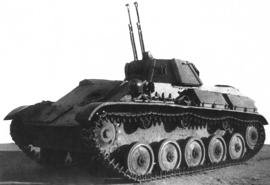 Опытный зенитный танк Т-90 с двумя крупнокалиберными пулеметами ДШК, декабрь 1942 года