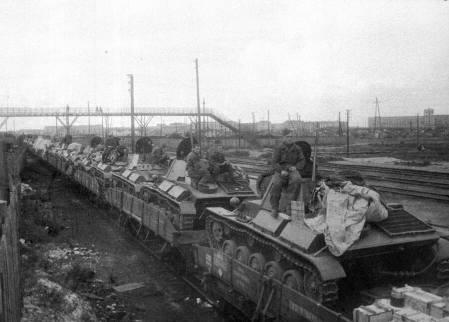 Эшелон с танками Т-70 отправляется на фронт, осень 1942 года