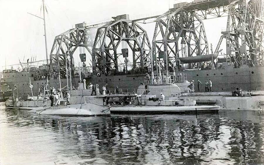 Подводные лодки «Пескарь», «Аллигатор», «Барс» и «Гепард» у борта спасательного судна для подводных лодок «Волхов» в Ревеле, 1916 год