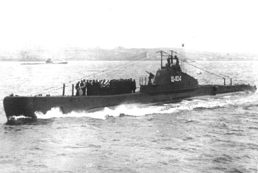 Краснознаменная подводная лодка Щ-404 возвращается в базу, 1944 год. Лодка имеет характерное для субмарин Х серии ограждение рубки типа «лимузин»