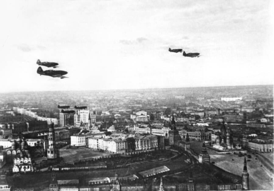 Истребители МиГ-3 противовоздушной обороны в небе над московским Кремлем, осень 1941 года