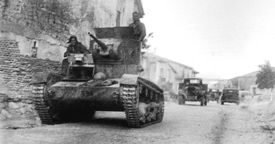Танк Т-26 с советско-испанским экипажем, участвовавший в боях под Брунетте, июль 1937 года
