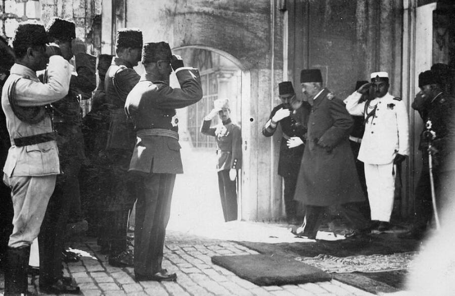 16 ноября 1922 года Мехмед VI, формально ещё остававшийся халифом, обратился к британским военным властям с просьбой вывезти его из Стамбула. 17 ноября он покинул Стамбул на борту британского линкора «Малайя».