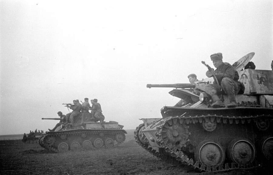 Автоматчики на броне легкого танка Т-70 5-го гвардейского танкового корпуса