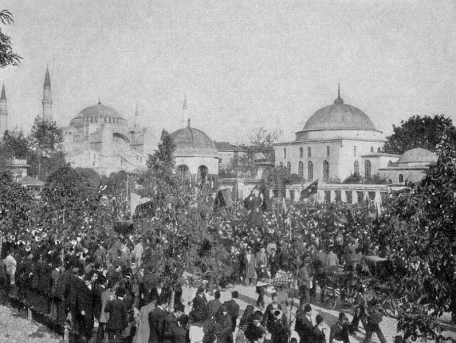 Демонстрация на площади Султанахмет в Константинополе во время Младотурецкой революции