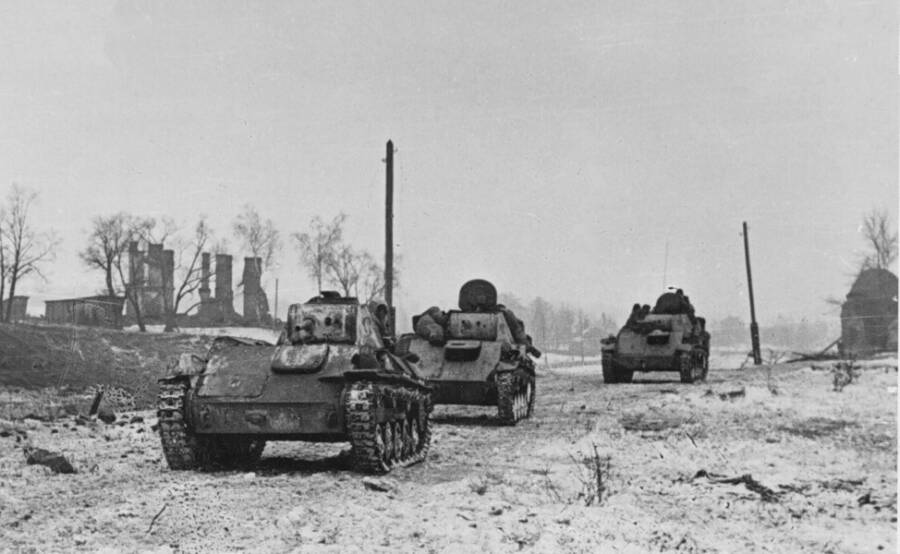 Колонна легких танков Т-70 на подступах к Красному Селу, январь 1944 года