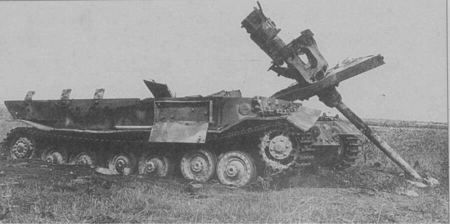 Тяжелое штурмовое орудие «Фердинанд», уничтоженное прямым попаданием авиабомбы с советского пикирующего бомбардировщика Пе-2, 15 июля 1943 года, Курская дуга