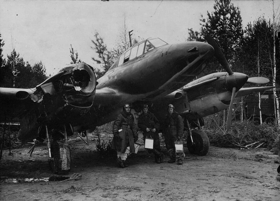 Экипаж самолета-разведчика Пе-2Р, подбитого немецкой зенитной артиллерией за 100 км до фронта и сумевшего долететь до своего аэродрома, октябрь 1942 года