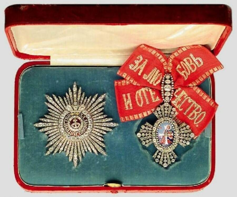 Звезда и знак Дамы большого креста ордена святой Екатерины в коробке, XIX век