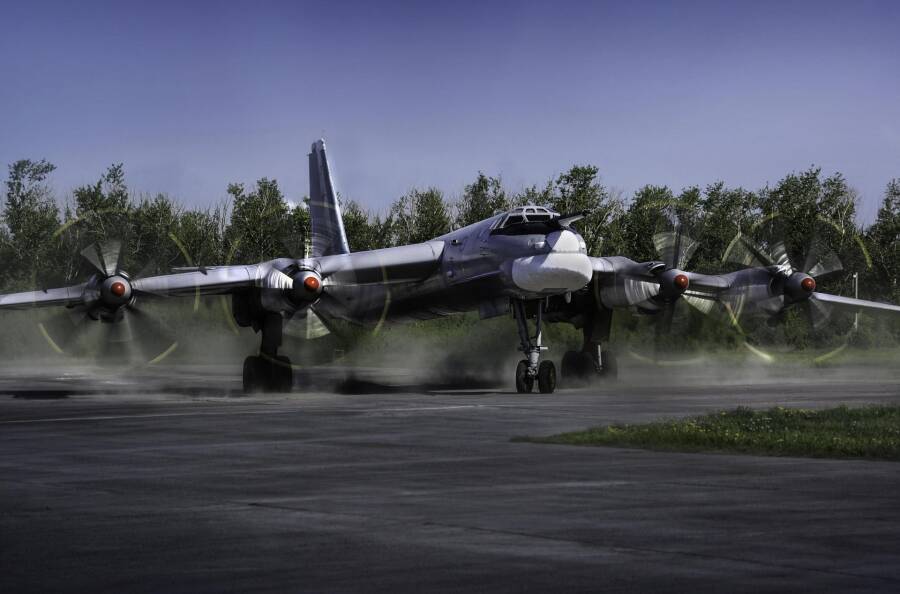 Стратегический ракетоносец Ту-95МС готовится к взлету