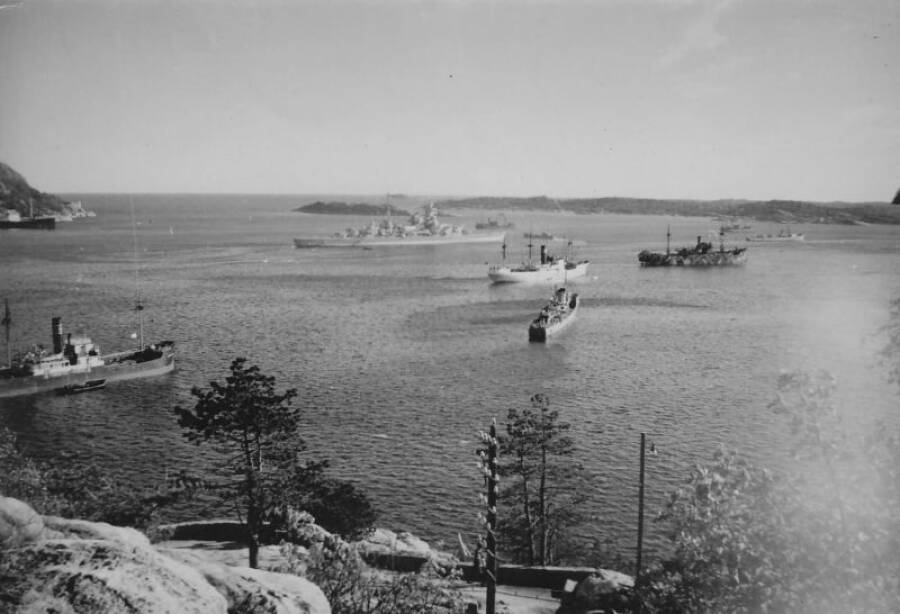 Немецкий линкор «Тирпиц» во время стоянки в норвежском фиорде. Одним фактом своего присутствия в Норвегии, линкор представлял значительную потенциальную угрозу арктическим конвоям, вследствие чего британский Королевский флот был вынужден держать на этом направлении значительные силы