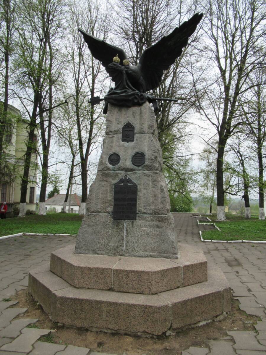 Памятник «Доблестным предкам от благодарных потомков», установленный в 1912 году в память о сражениях под Вязьмой в августе и октябре 1812 года
