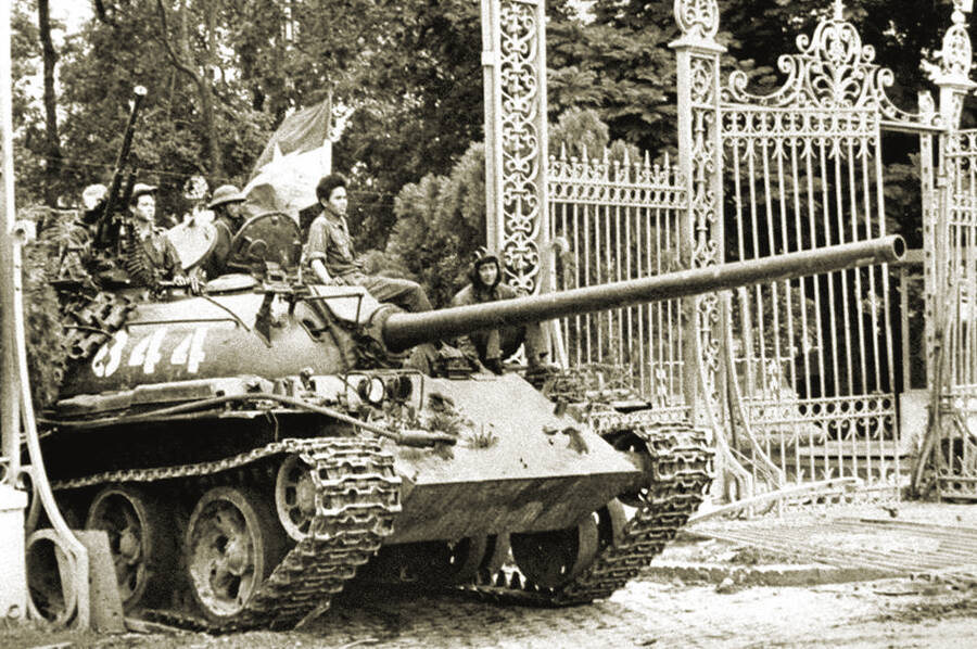 Танк Т-54 Армии освобождения Южного Вьетнама входит в ворота посольства США в Сайгоне, 30 апреля 1975 года