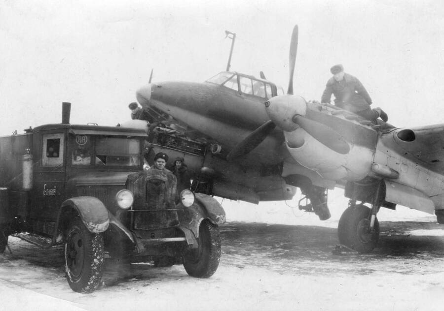 Обслуживание советского самолета-разведчика Пе-2Р на аэродроме. Хорошо виден выдвинутый из фотоотсека специальный авиационный фотоаппарат АФА