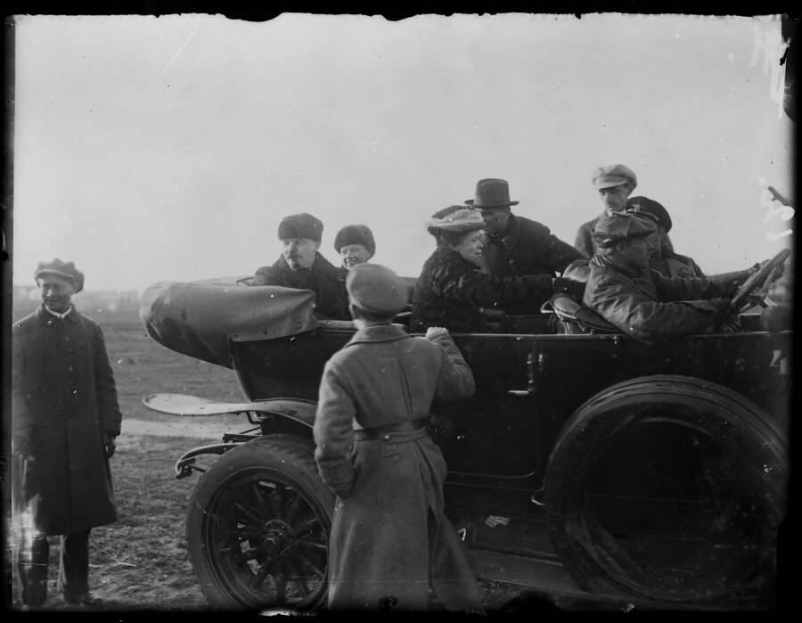 В. И. Ленин, Н. К. Крупская, М. И. Ульянова в машине перед отъездом с Ходынского поля после военного парада. Москва, 1 мая 1918 г.
