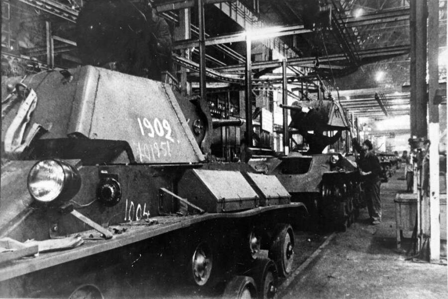Выпуск легкого танка Т-70Б на Горьковском автозаводе им. Молотова, весна 1943 года