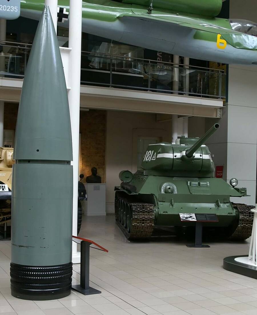 Снаряд для орудия Дора. На заднем плане — советский танк Т-34-85