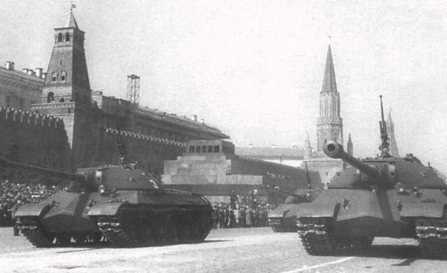 Танки ИС-3 на первомайском параде в Москве, 1 мая 1946 года