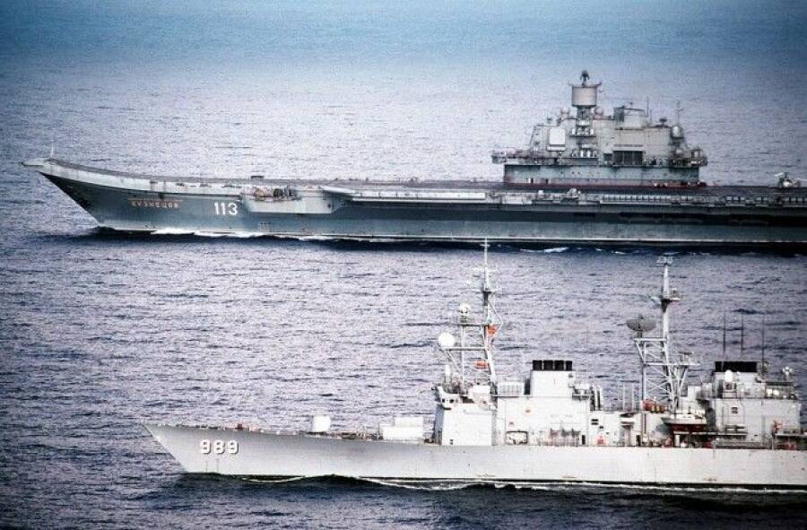 ТАВКР «Адмирал Кузнецов» и американский ракетный эсминец Deyo, 1991 г.