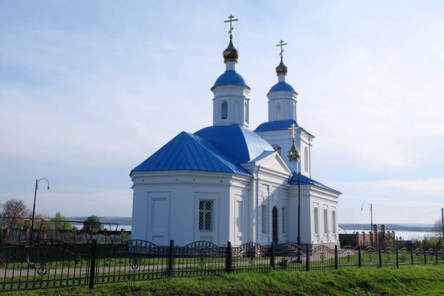 Бюст Александра II и церковь Благовещения Пресвятой Богородицы в д. Устрека 