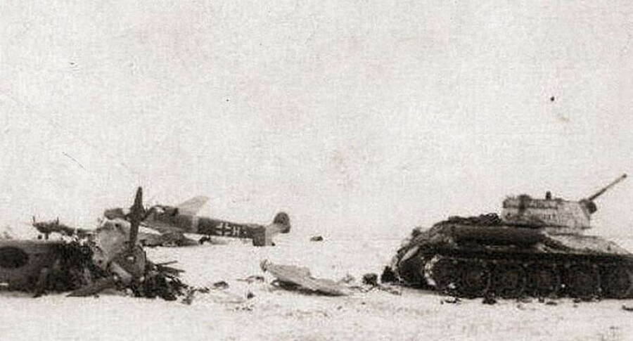 Танк из состава 24-го танкового корпуса на фоне немецких самолетов, уничтоженных на аэродроме в Тацинской