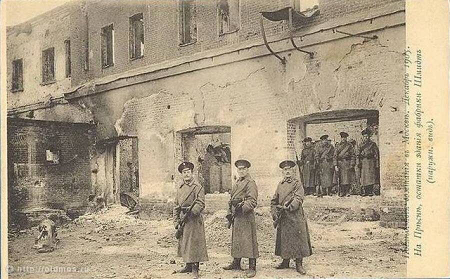 Солдаты на развалинах фабрики Шмита