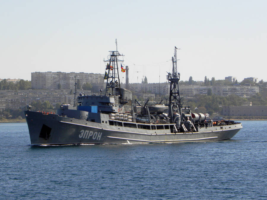 Спасательное судно Черноморского флота «ЭПРОН» в Севастопольской бухте, 2012 год