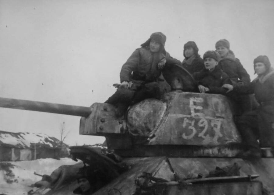 Танкисты 24-го советского танкового корпуса (с 26 декабря 1942 года – 2-го гвардейского) на броне танка Т-34