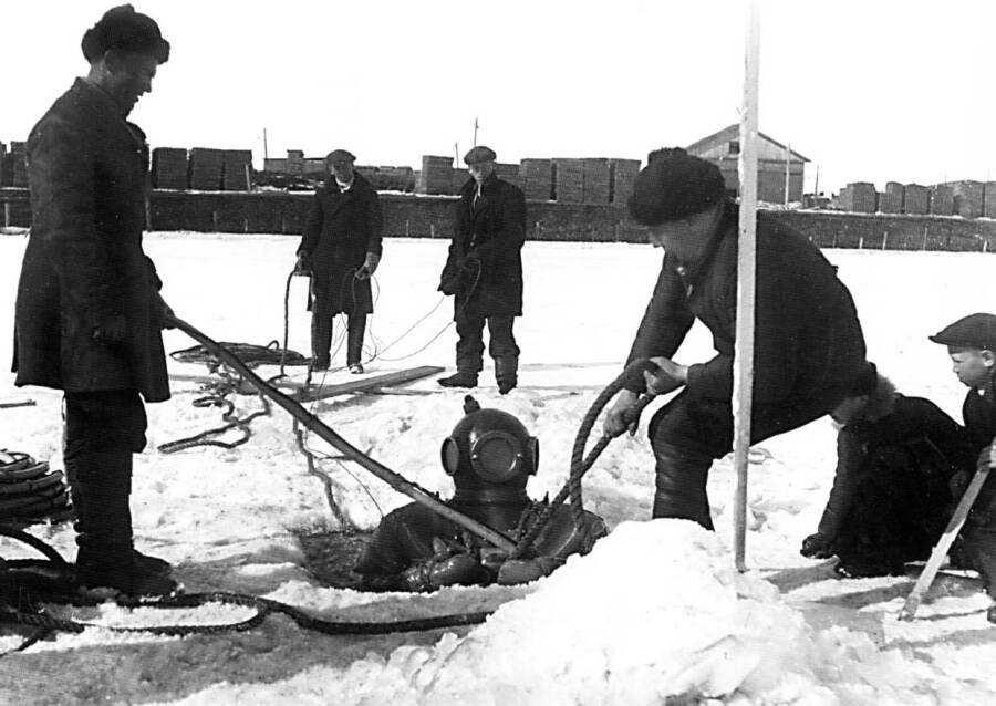 Зимние спуски водолазов ЭПРОН за Полярным кругом. Фото конца 1930-х годов
