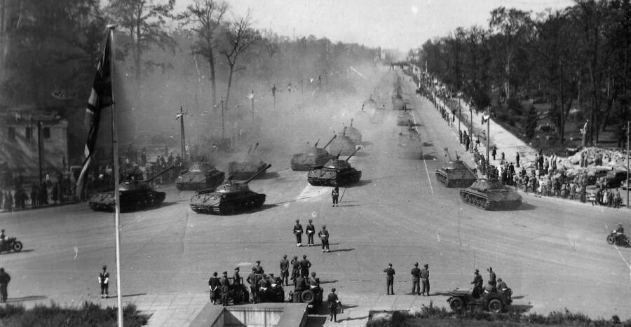 Колонна из 52 советских тяжелых танков ИС-3 из состава 2-й гвардейской танковой армии проходит по Шарлоттенбург-шоссе во время парада союзных войск в Берлине, 7 сентября 1945 года
