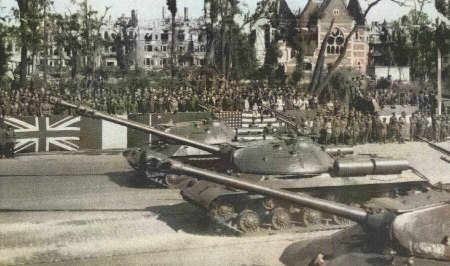 Тяжелые танки ИС-3 проходят мимо военнослужащих армий стран антигитлеровской коалиции, наблюдающих за Парадом Победы, Берлин, 7 сентября 1945 года
