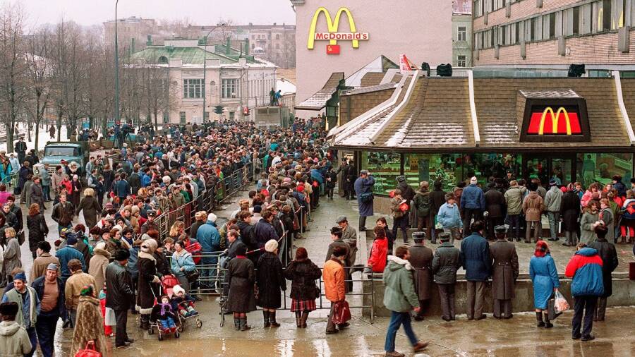 Очередь в первый московский Макдоналдс на Пушкинской площади