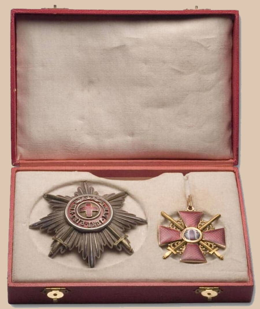 Звезда и крест ордена святой Анны I степени в коробке