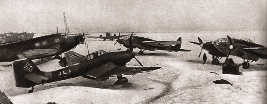 Транспортные самолеты и бомбардировщики, захваченные танкистами генерала Баданова на аэродроме в станице Тацинская