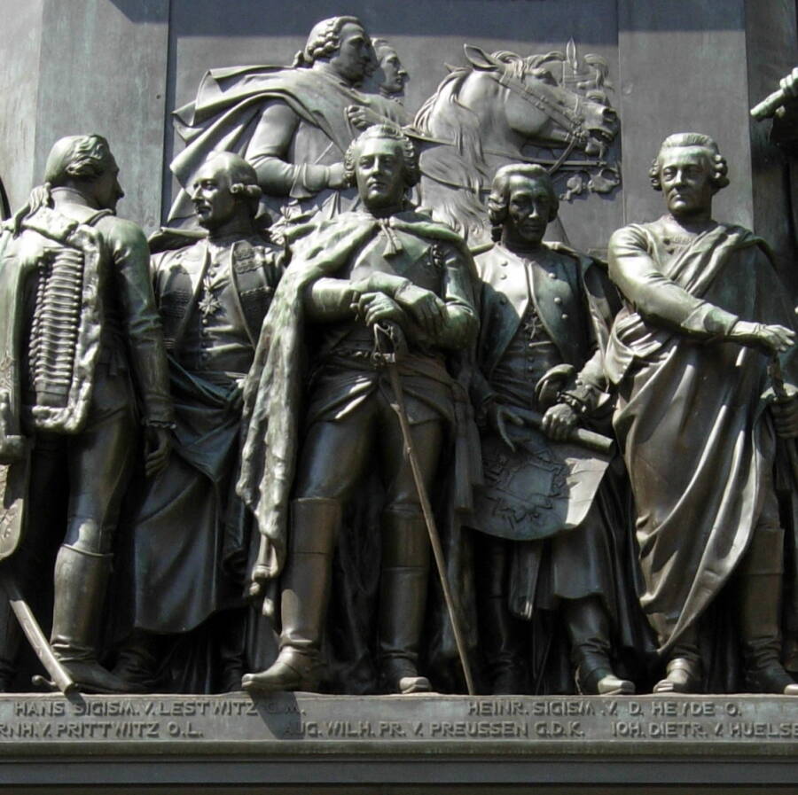 Генерал-лейтенант Генрих фон дер Гейде (второй справа) с планом Кольберга в руках. Фигура на цоколе конной статуи прусского короля Фридриха Великого в Берлине (1851 год)