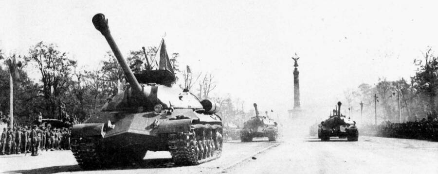 Тяжелые танки ИС-3 во время Парада Победы в Берлине, 7 сентября 1945 года