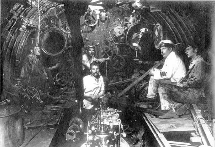 Специалисты ЭПРОН на борту поднятой со дна подводной лодки «Пеликан», 1924 год. Второй справа – руководитель водолазных работ Феоктист Шпакович