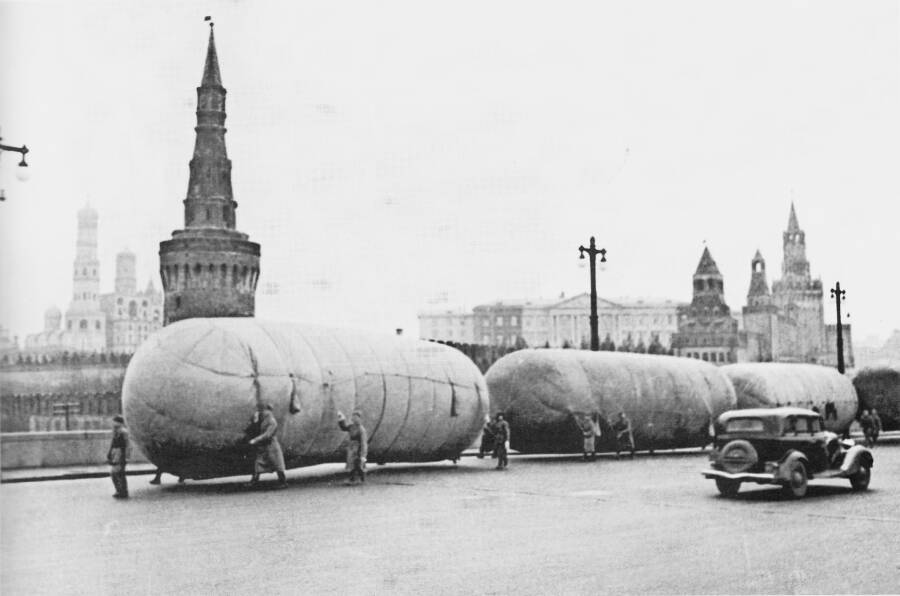Газгольдеры для заправки аэростатов воздушного заграждения на Москворецком мосту, осень 1941 года