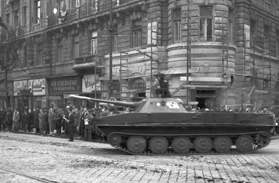 Плавающий танк ПТ-76 на улицах Будапешта, ноябрь 1956 года