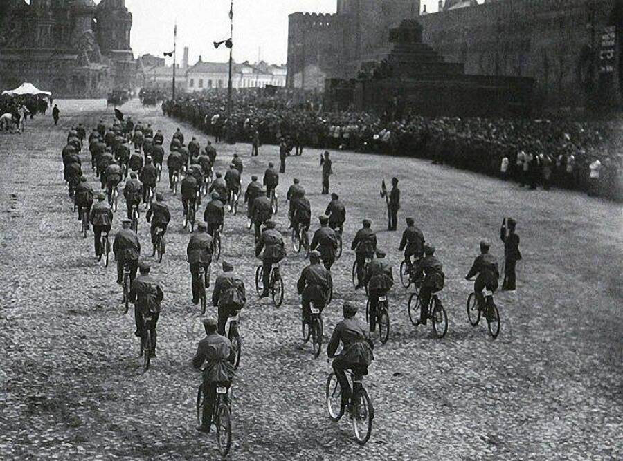 Военные велосипедисты — участники парада 1 мая 1925 года на Красной площади. Хорошо видно булыжное покрытие площади, еще не замененное брусчаткой