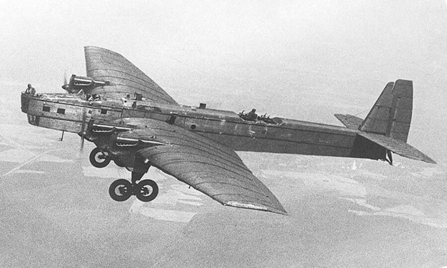 Тяжелый бомбардировщик ТБ-3 в полете