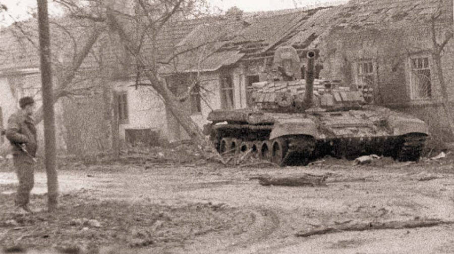 Т-72Б1 группы Север в пригороде г. Грозного. Январь 1995 г.
