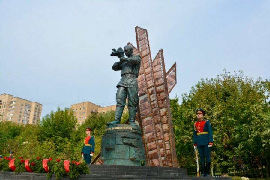 Монумент фронтовому кинооператору в Красногорске