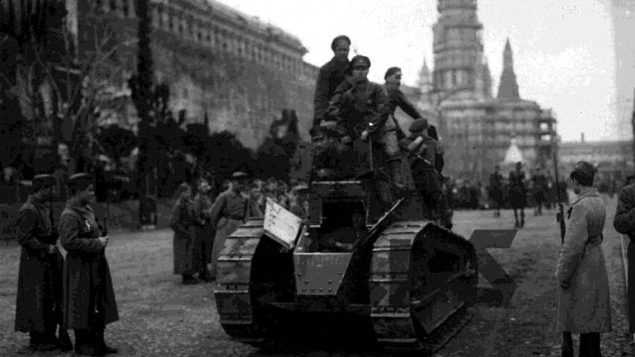 Трофейный танк Renault FT во время парада 1 мая 1919 года на Красной площади